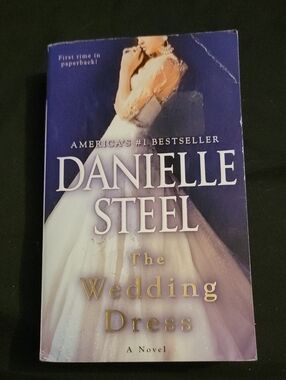 6/$12-- Danielle Steel The Wedding Dress Novel